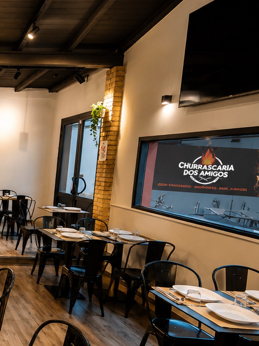 Tavoli apparecchiati e insegna luminosa nella sala della churrascaria a Roma