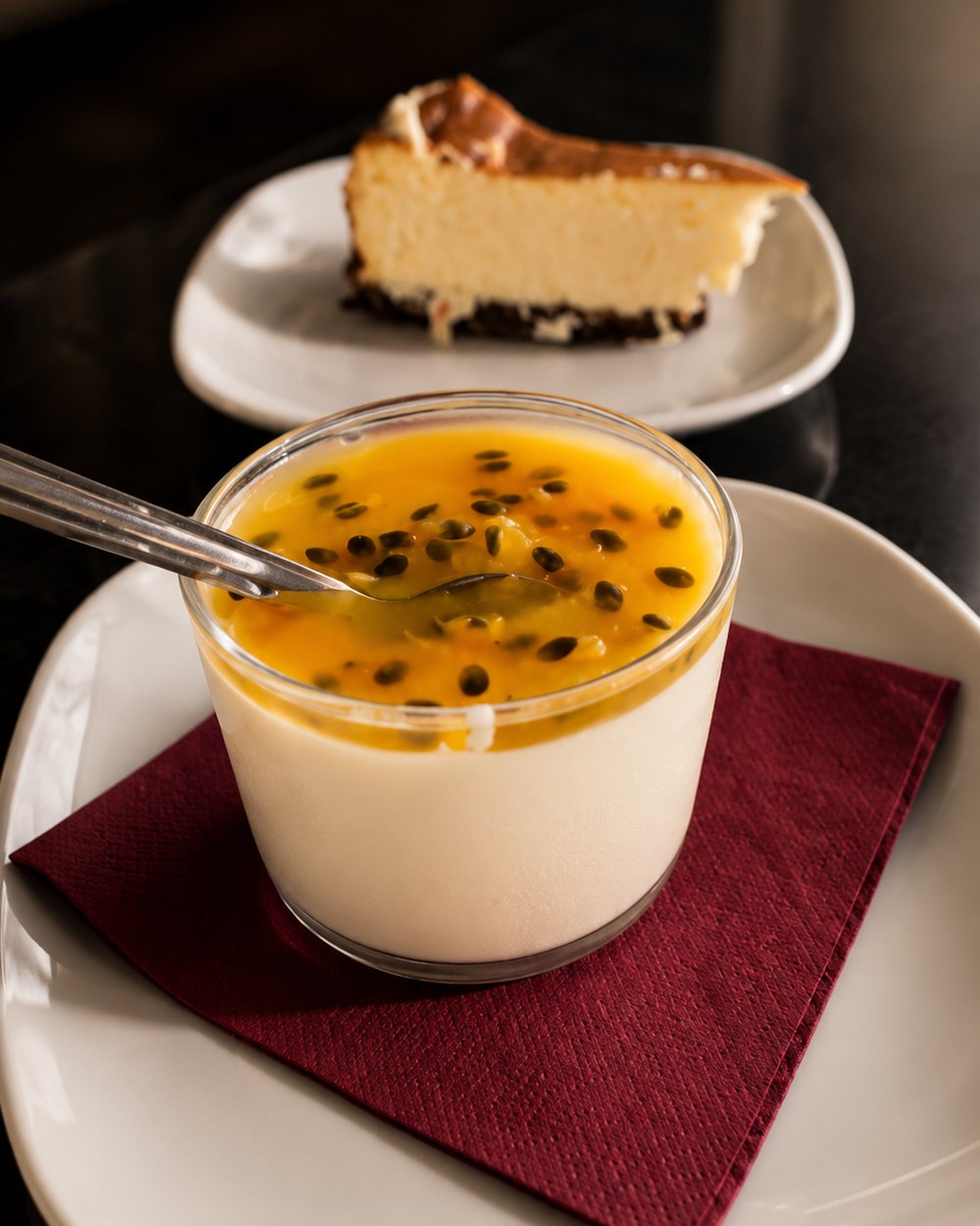 Mousse di maracujá e fetta di cheesecake servite come dolce nella churrascaria a Roma